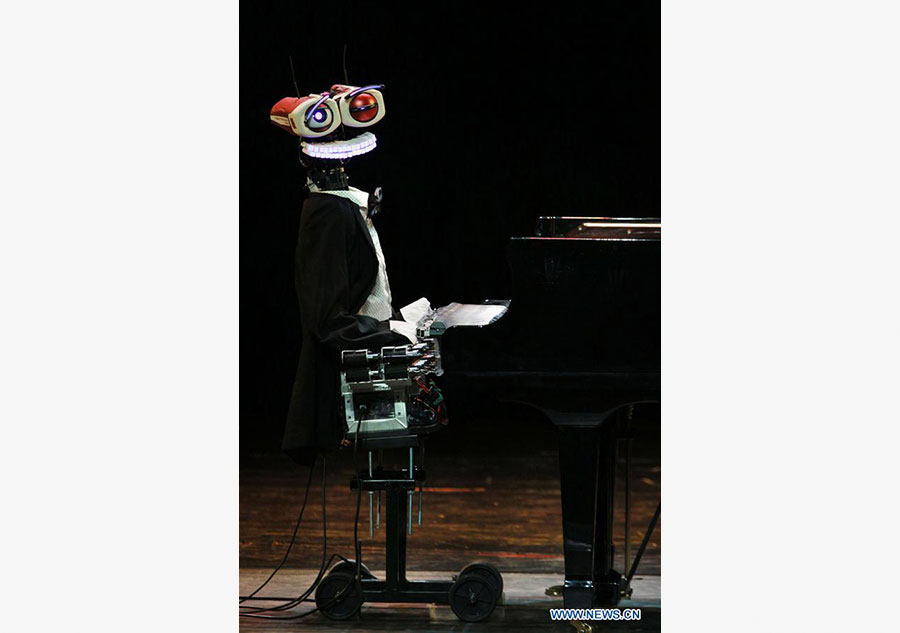 Tianjin presenteada com dueto entre robô e pianista italiano