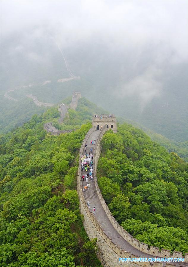 Pessoas visitam a seção de Mutianyu da Grande Muralha em dia nublado