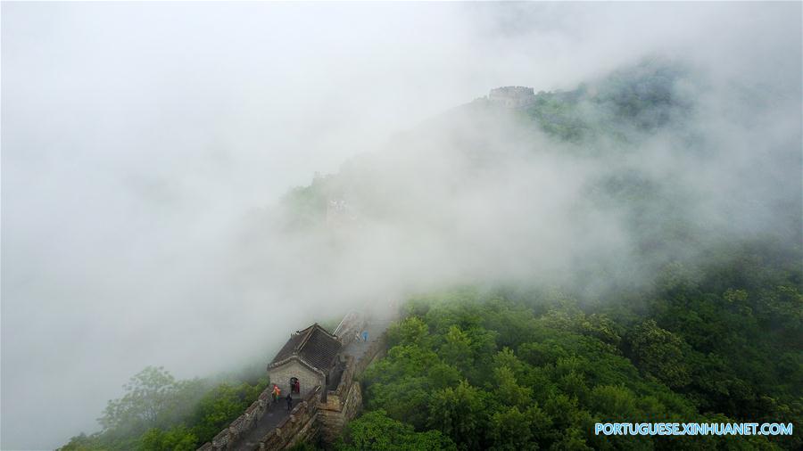 Pessoas visitam a seção de Mutianyu da Grande Muralha em dia nublado