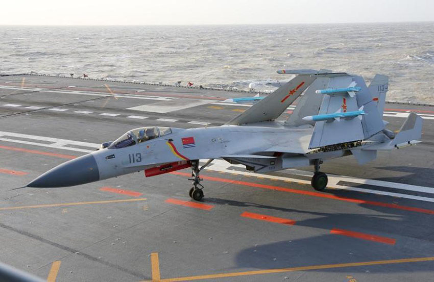 Primeiro porta-aviões da China realiza treinamento com caças J-15