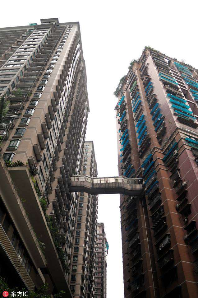 Passagens aéreas de pedestres conectam edifícios residenciais em Chongqing