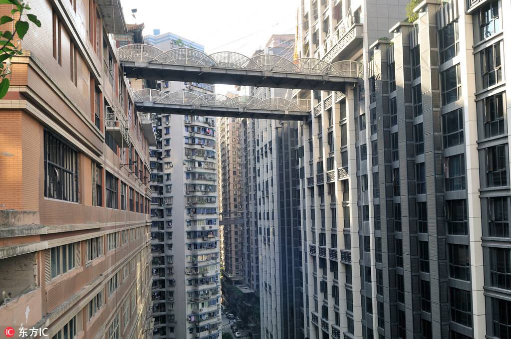 Passagens aéreas de pedestres conectam edifícios residenciais em Chongqing