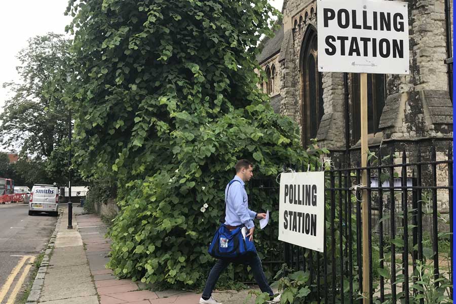 Fecho das urnas no Reino Unido indicam que o Partido Conservador não deverá conseguir maioria