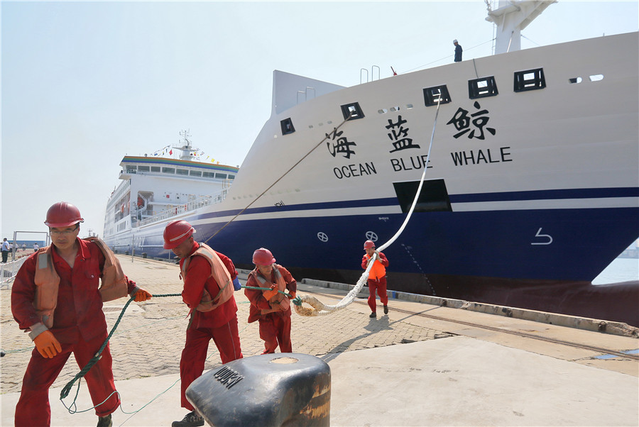 Navio de passageiros e cargas fabricado na China embarca em viagem inaugural