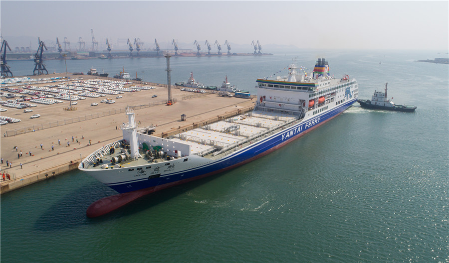 Navio de passageiros e cargas fabricado na China embarca em viagem inaugural
