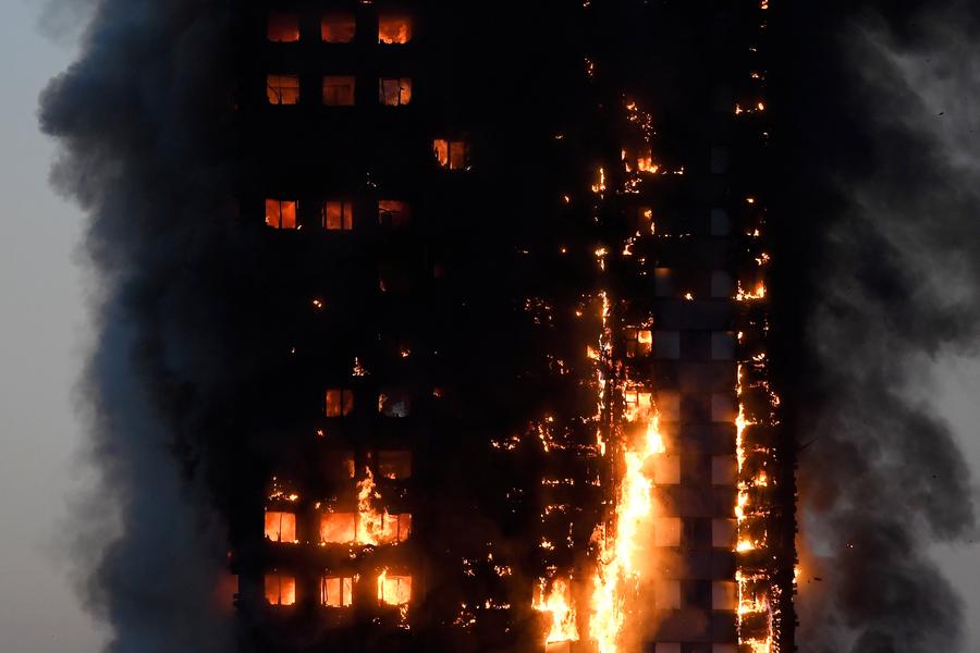 Incêndio atinge edifício de 27 andares em Londres