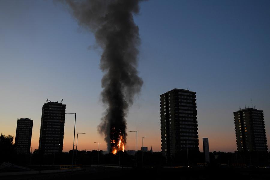 Incêndio atinge edifício de 27 andares em Londres
