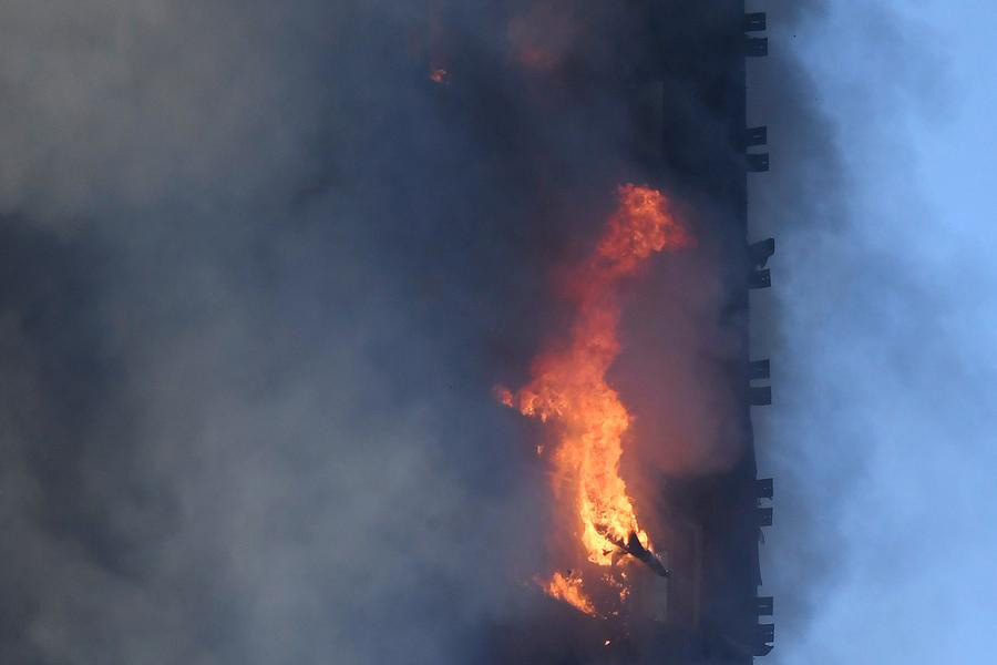 Incêndio consome edifício residencial em Londres e deixa 12 mortos