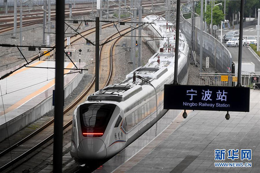 Primeiro trem interurbano de 160km/h da China inicia operações de teste