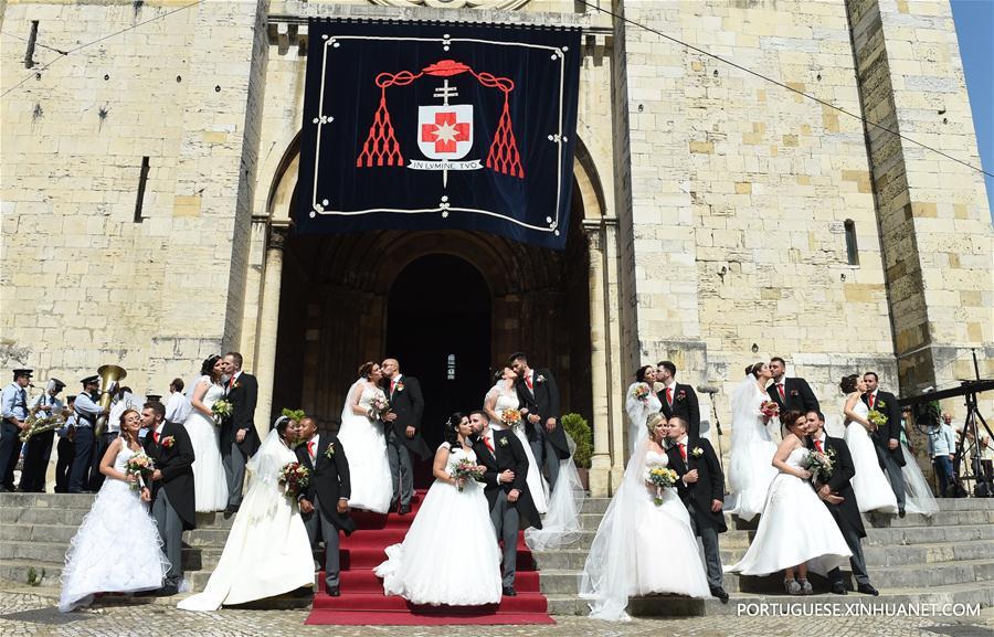 Casais participam de casamento conjunto em Lisboa