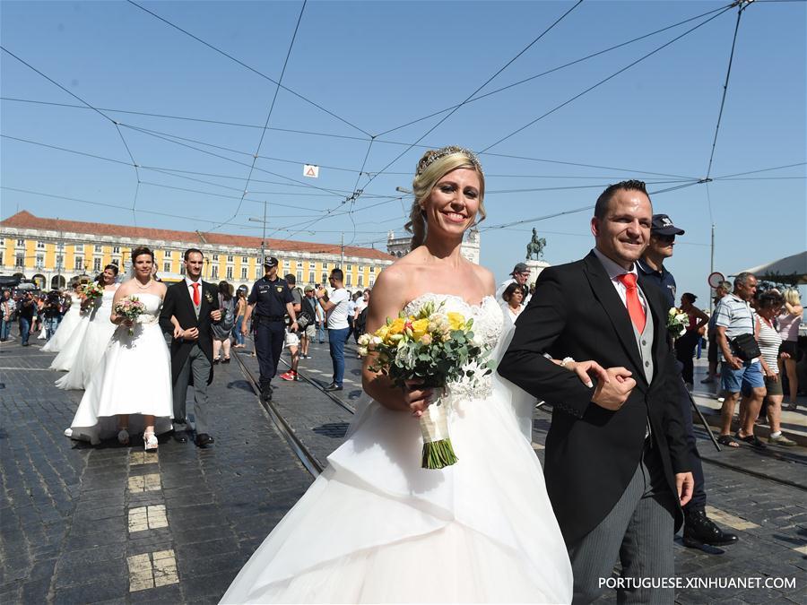 Casais participam de casamento conjunto em Lisboa