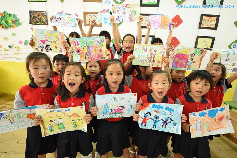 Crianças fazem homenagens aos pais ao redor da China