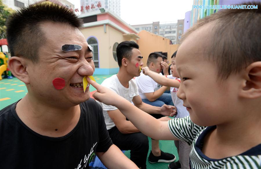 Crianças fazem homenagens aos pais ao redor da China
