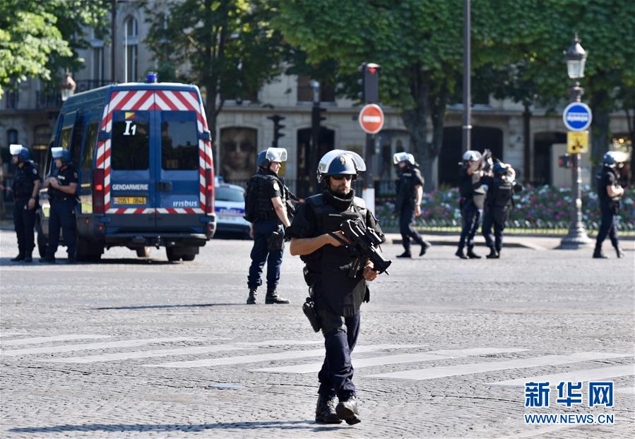 Carro com explosivos colide com veículo policial em Paris
