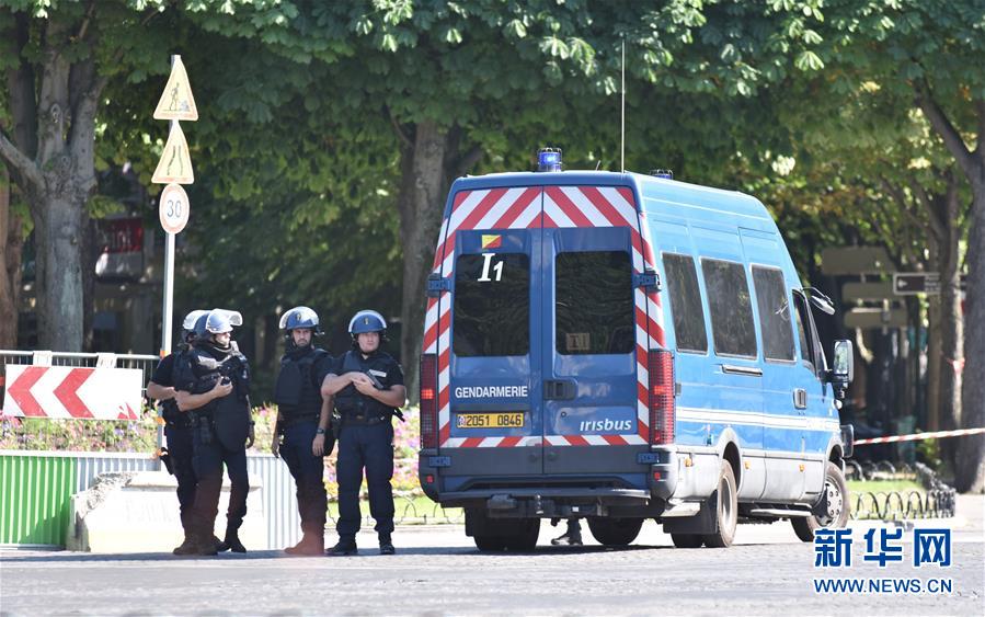 Carro com explosivos colide com veículo policial em Paris