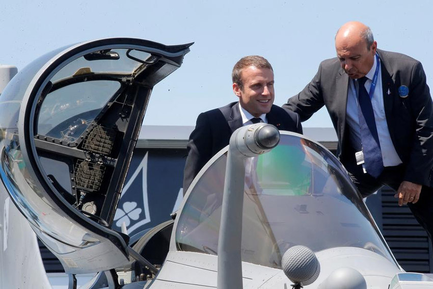 Macron promove negócio aeronáutico de defesa no Show Aéreo de Paris