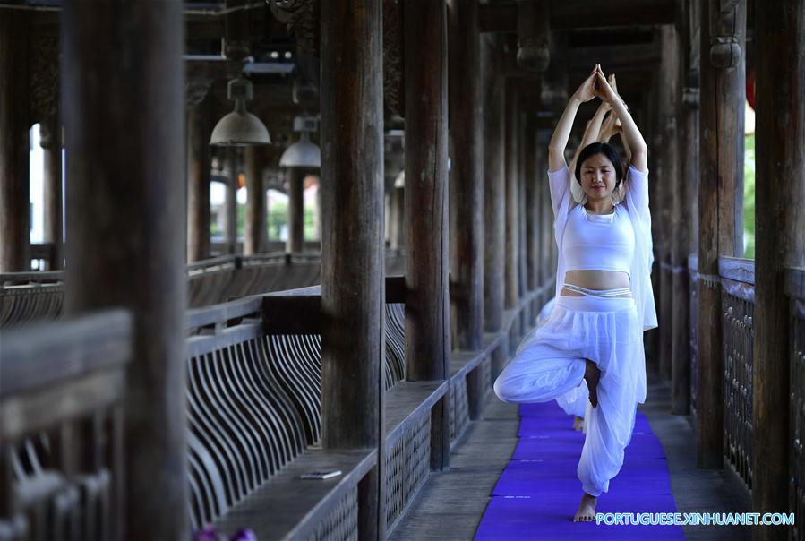 Entusiastas praticam ioga em Hubei