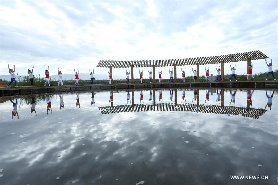 Praticantes e fãs celebram Dia Internacional do Ioga por toda a China