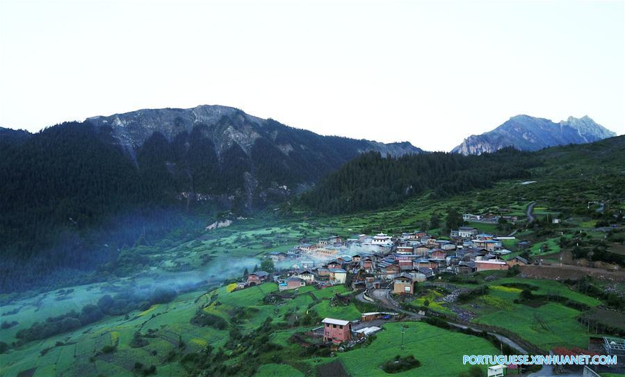 Paisagem das montanhas Zhagana caracterizada por aldeias de estilo tibetano