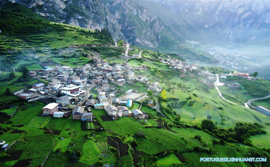 Paisagem das montanhas Zhagana caracterizada por aldeias de estilo tibetano