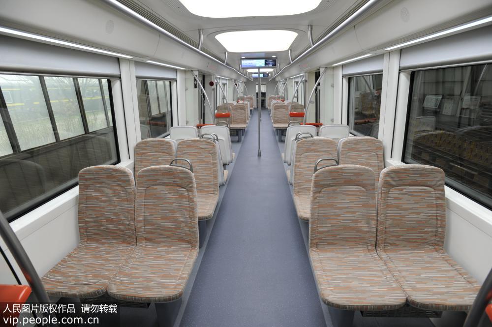 Novo trem interurbano da China apresentado pela primeira vez