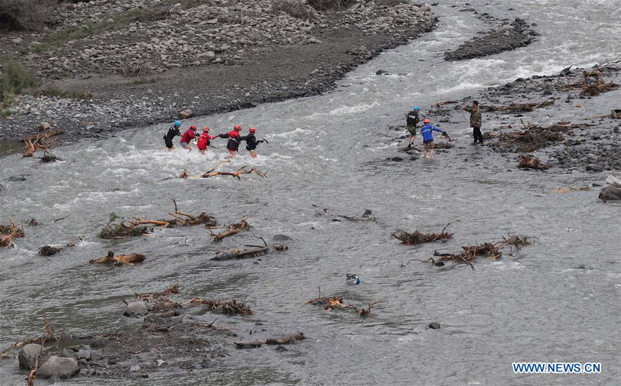 Deslizamento de terras em Sichuan soterra aldeia, 93 pessoas desaparecidas