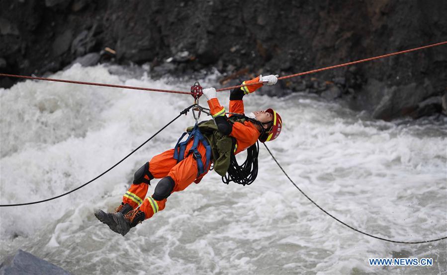 Deslizamento de terras em Sichuan soterra aldeia, 93 pessoas desaparecidas