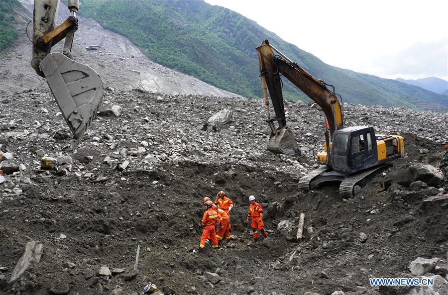 Deslizamento de terras em Sichuan soterra aldeia, 93 pessoas desaparecidas