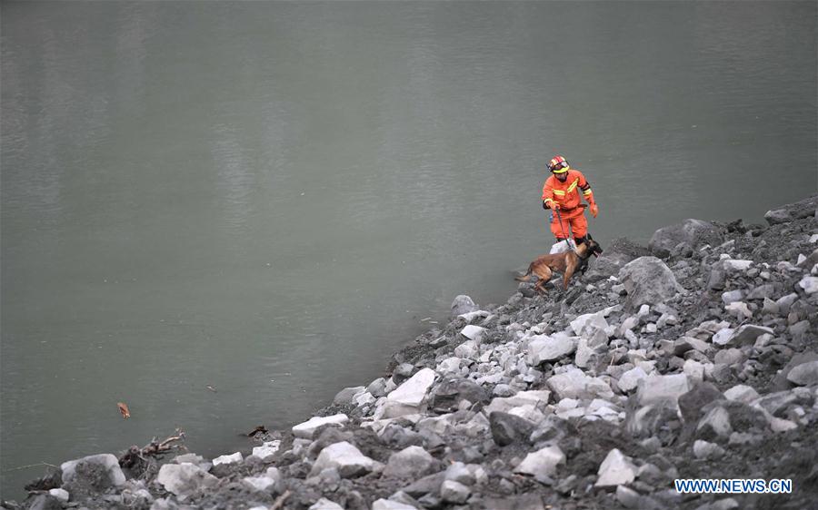 Deslizamento de terras em Sichuan soterra aldeia, 93 pessoas desaparecidas