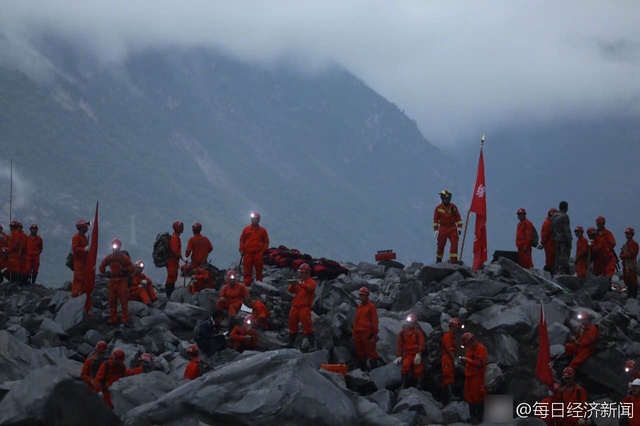 Deslizamento de terras em Sichuan soterra aldeia, 93 pessoas desaparecidas