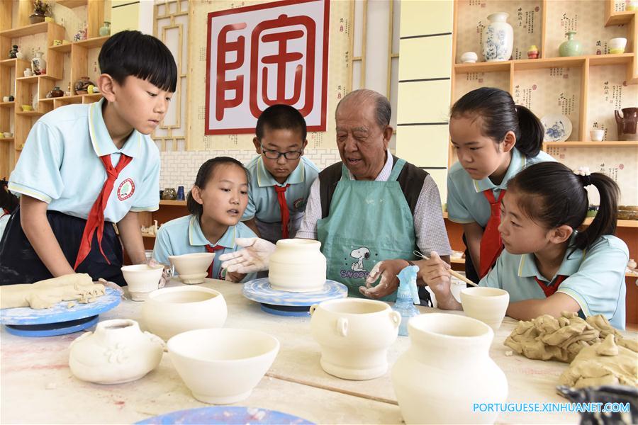 Estudantes aprendem a fazer porcelana em Hohhot no norte da China