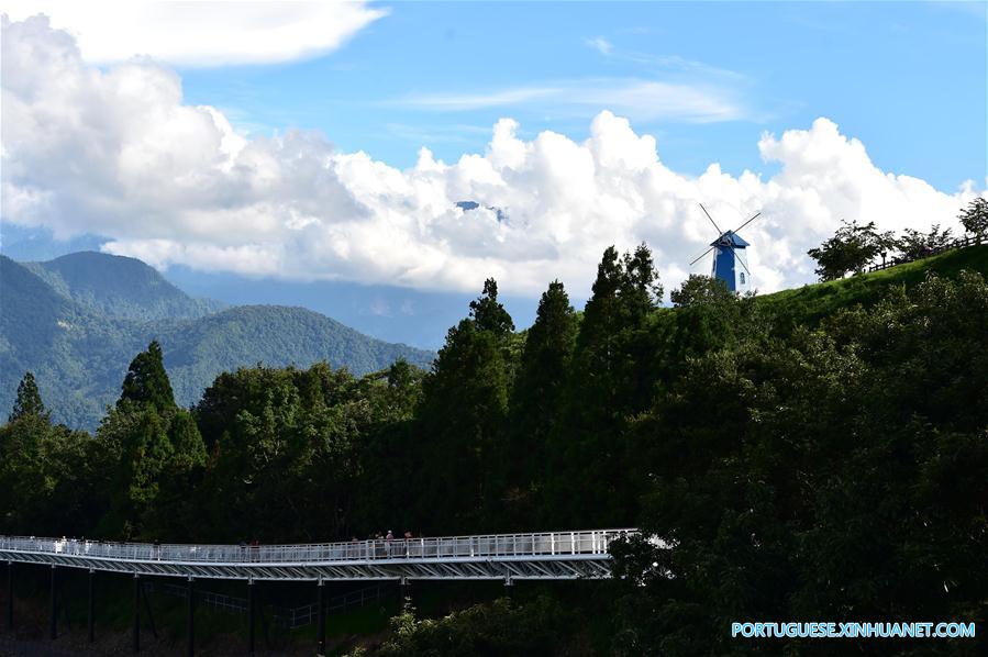 Pessoas aproveitam paisagem em trilha turística de alta altitude em Taiwan