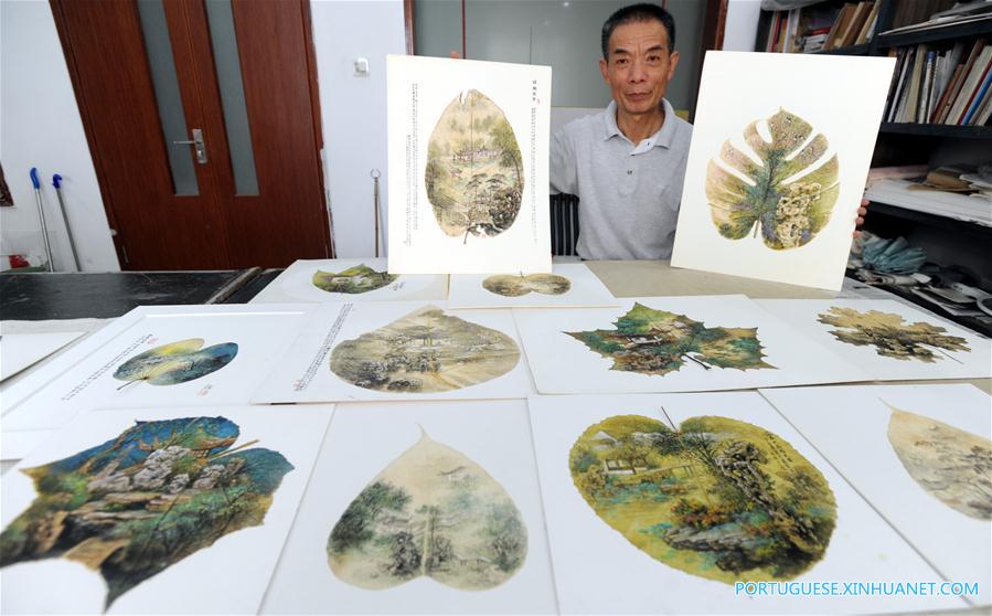 Artista folclórico exibe obras de impressão em folhas de árvore em Suzhou no leste da China
