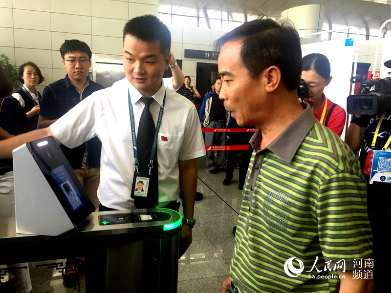 Reconhecimento facial: o adeus aos velhos cartões de embarque em aeroporto chinês