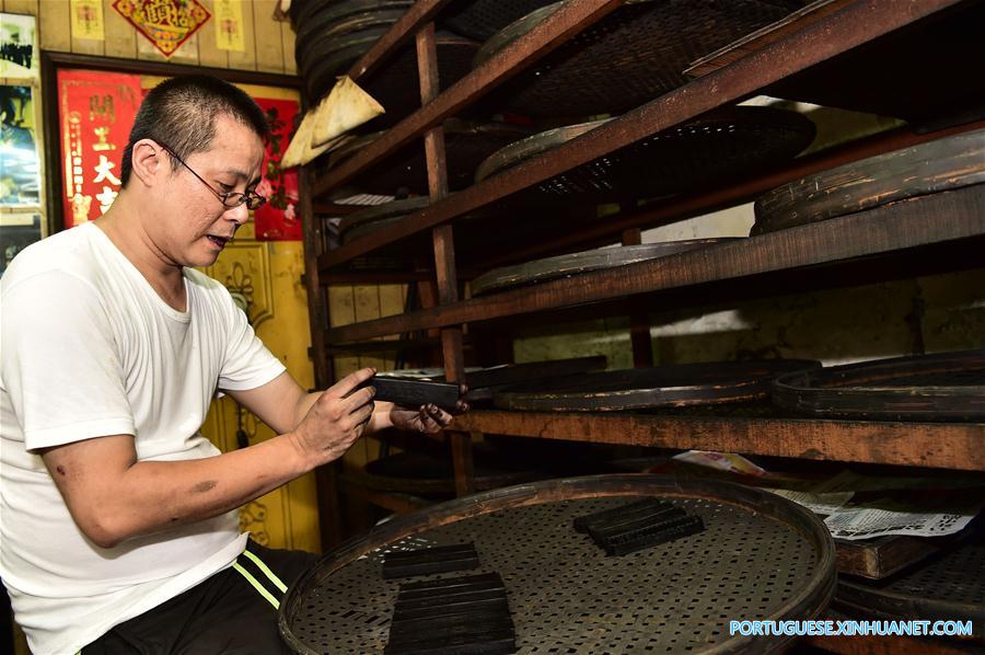 Em imagens: Produção de tinta pelo artista Chen Jhun Tien em Fujian