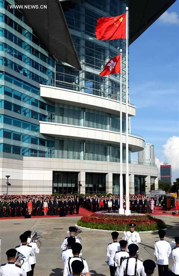 Hong Kong realiza cerimônia de hasteamento da bandeira nacional para celebrar o 20º aniversário do retorno à China