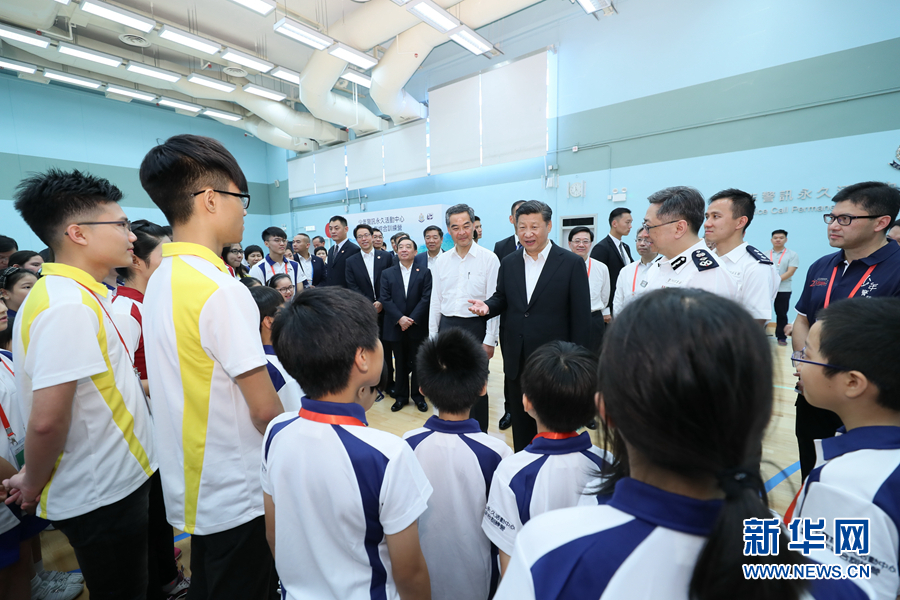 Xi convida jovens de Hong Kong a servir a cidade e o país