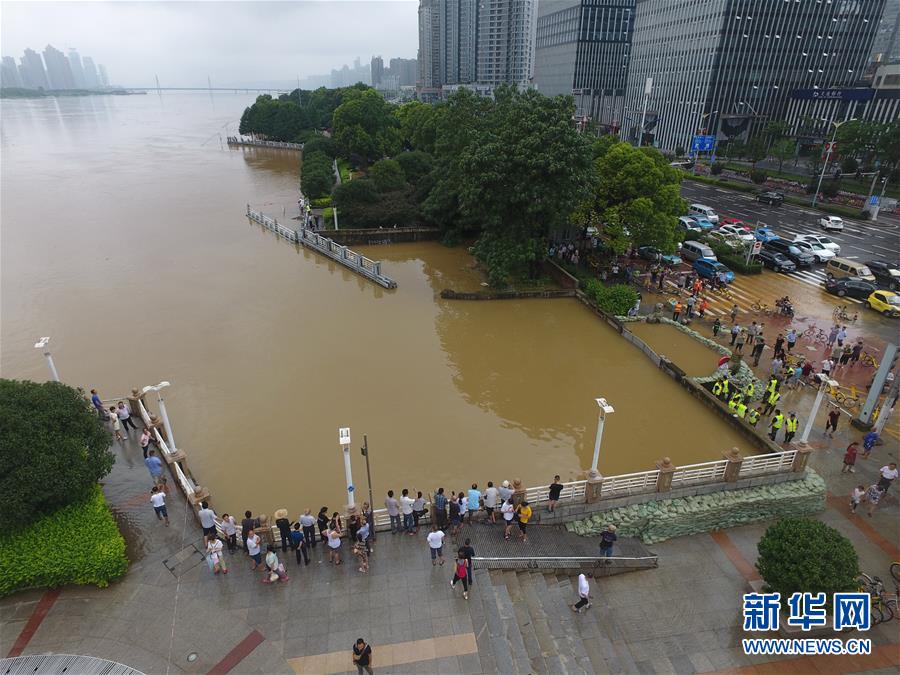 Sul da China emite alerta vermelho de inundação