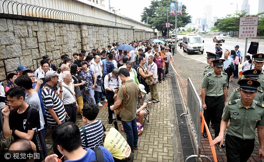 Habitantes de Hong Kong ansiosos pela atracagem do primeiro porta-aviões chinês