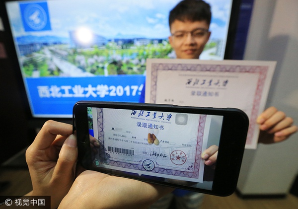 Universidade envia primeira carta de aceitação da China usando realidade aumentada