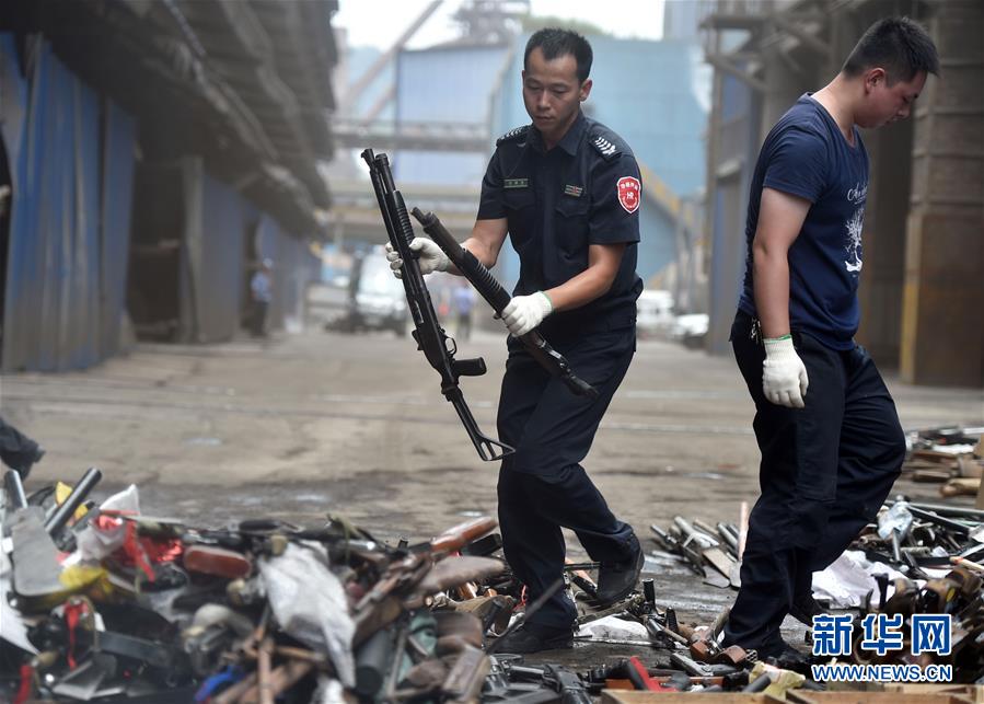 China destrói armas ilegais e explosivos