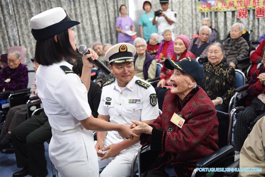 Soldados e oficiais do porta-aviões Liaoning visitam idosos em Hong Kong