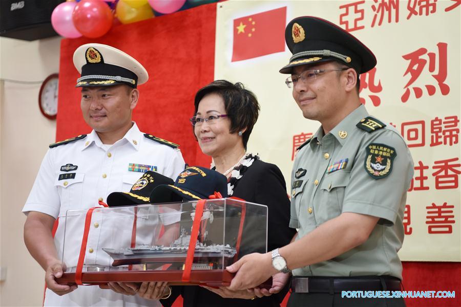 Soldados e oficiais do porta-aviões Liaoning visitam idosos em Hong Kong