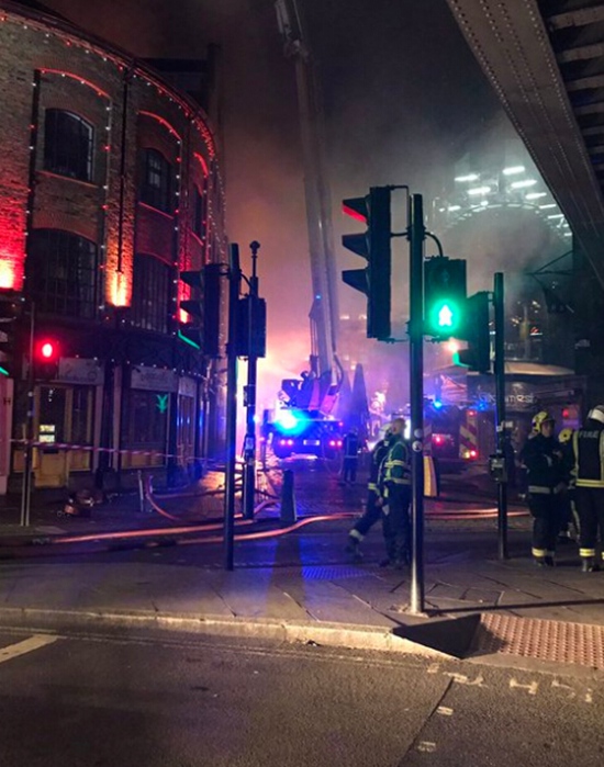 Bombardeiros combatem incêndio em mercado Camden de Londres