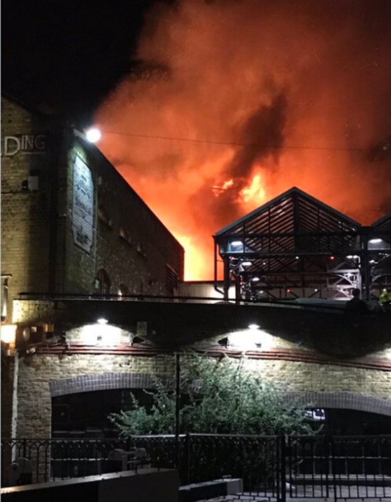 Bombardeiros combatem incêndio em mercado Camden de Londres