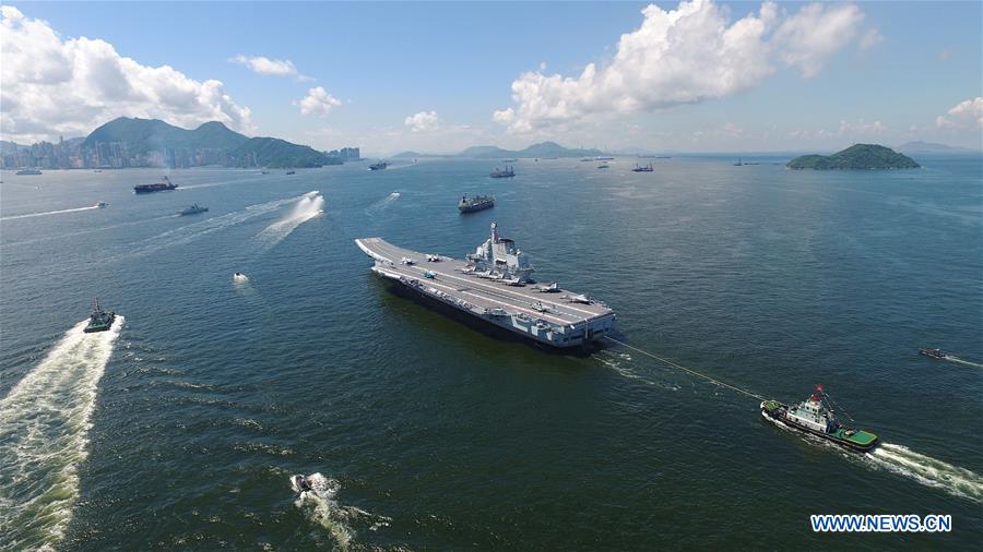 O primeiro porta-aviões da China, Liaoning, embarca novamente depois de encerrar uma visita de cinco dias à Região Administrativa Especial de Hong Kong, sul da China, 11 de julho de 2017.