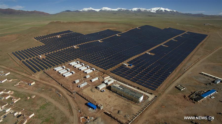 Panorama da nova usina de energia fotovoltaica estabelecida no Tibete