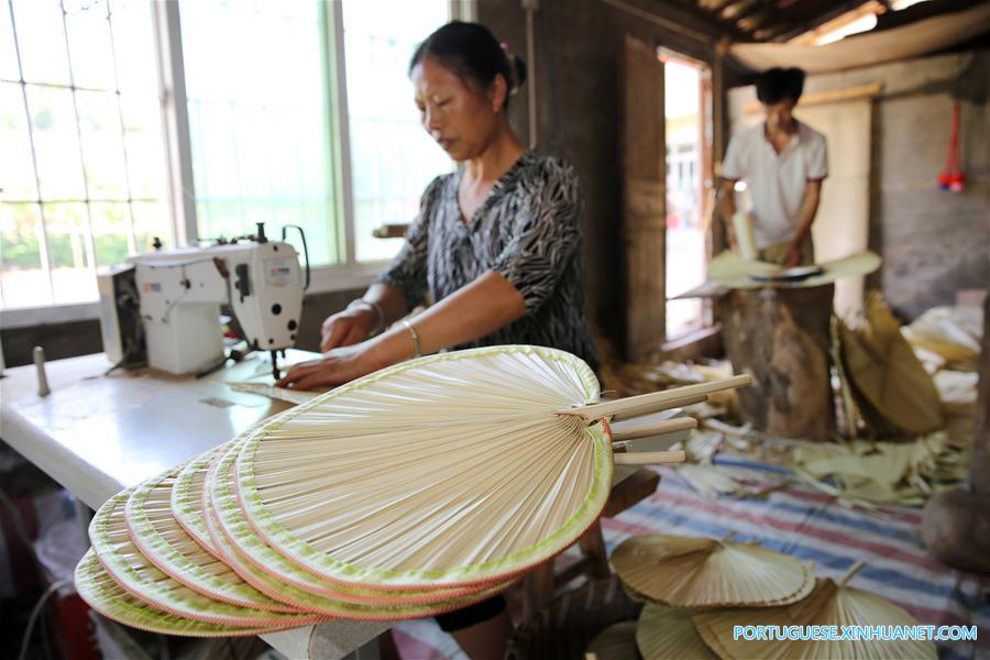 Aldeões produzem abanadores feitos de palmeira em Sichuan