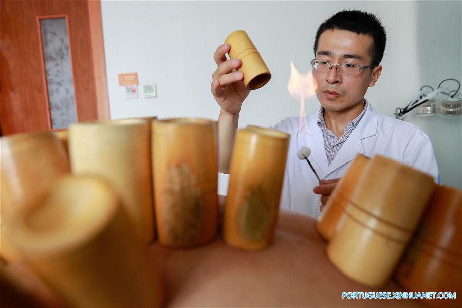 Chineses recorrem à medicina tradicional chinesa para prevenir doenças em meio a onda de calor