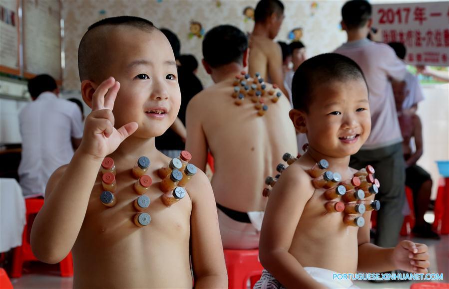 Chineses recorrem à medicina tradicional chinesa para prevenir doenças em meio a onda de calor